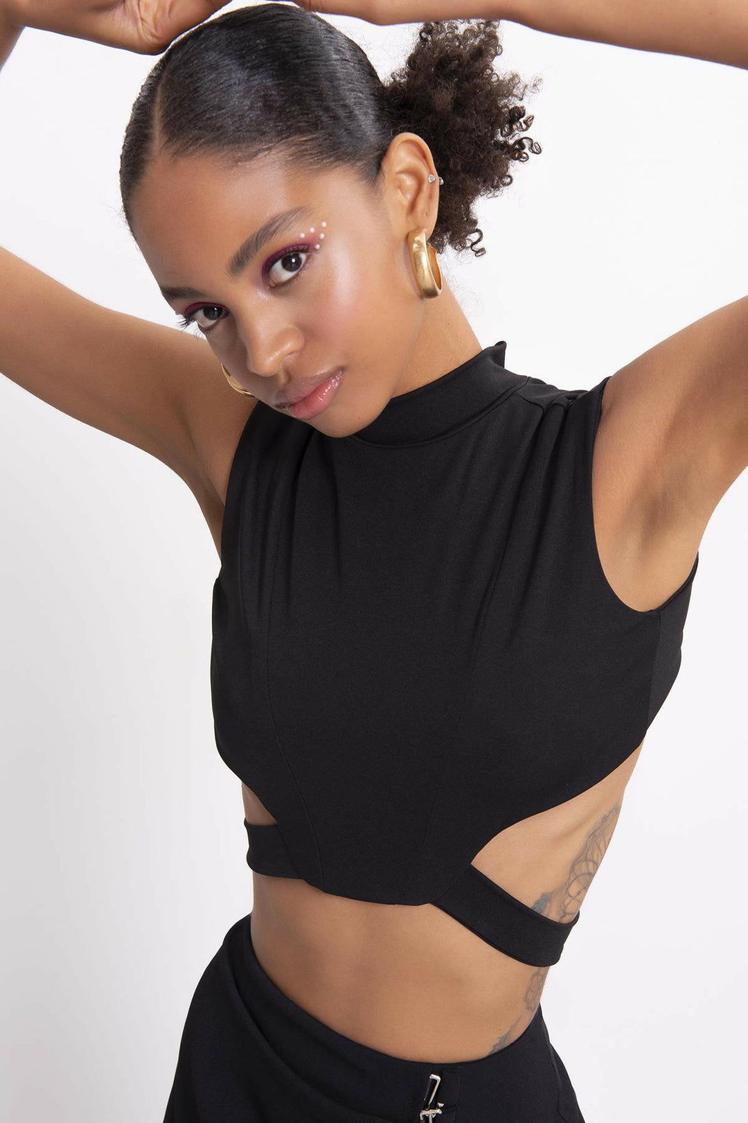 Black High Collar Low-Rise Body noxlook crop tops noxlook