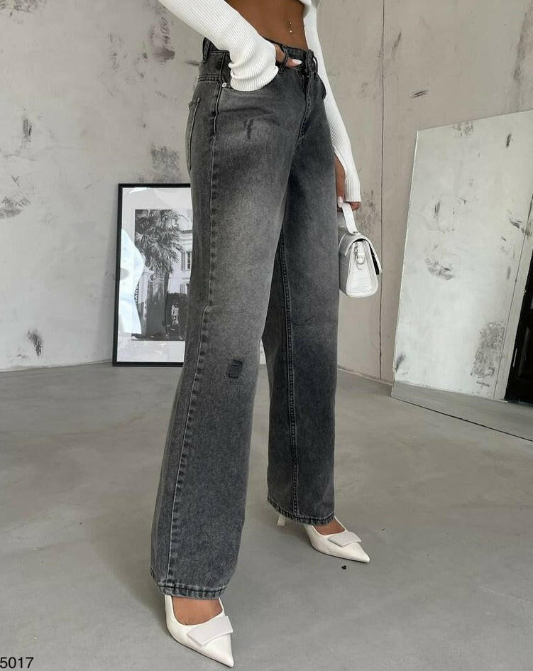 Low-Rise Wash Smoke Jean.